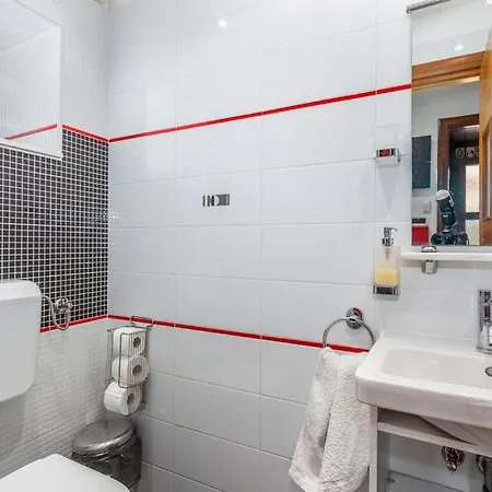 With Pool, Jacuzzi, Sauna, Fitness, Playground & Wine Cellar Willa *