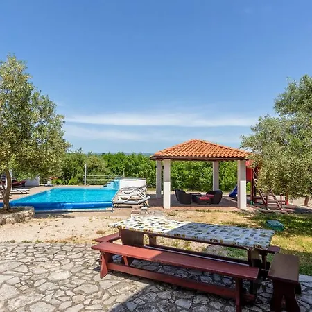 With Pool, Jacuzzi, Sauna, Fitness, Playground & Wine Cellar * Gostinjac