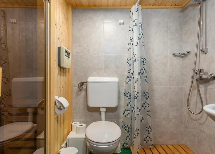 With Pool, Jacuzzi, Sauna, Fitness, Playground & Wine Cellar Vila *