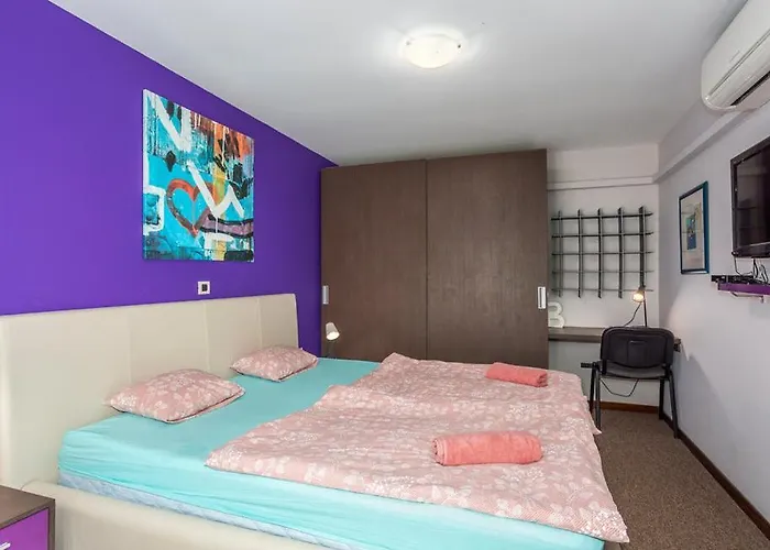 With Pool, Jacuzzi, Sauna, Fitness, Playground & Wine Cellar Vila *