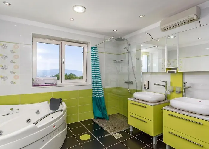 With Pool, Jacuzzi, Sauna, Fitness, Playground & Wine Cellar *