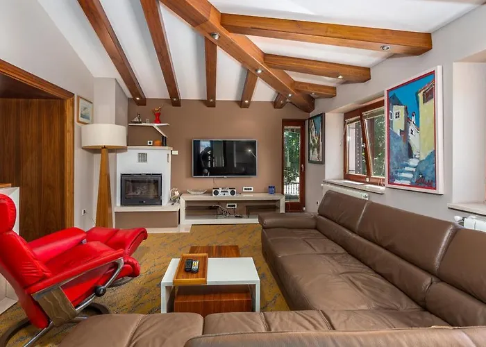With Pool, Jacuzzi, Sauna, Fitness, Playground & Wine Cellar Vila