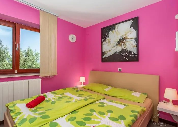 Vila With Pool, Jacuzzi, Sauna, Fitness, Playground & Wine Cellar *