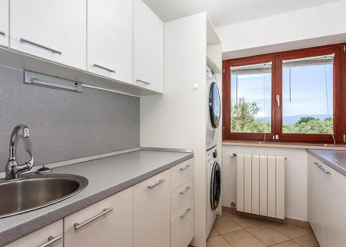 With Pool, Jacuzzi, Sauna, Fitness, Playground & Wine Cellar Vila *
