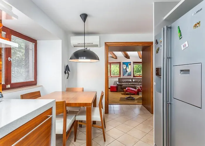With Pool, Jacuzzi, Sauna, Fitness, Playground & Wine Cellar * Gostinjac