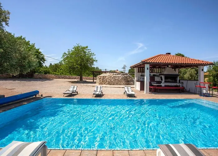 Vila With Pool, Jacuzzi, Sauna, Fitness, Playground & Wine Cellar