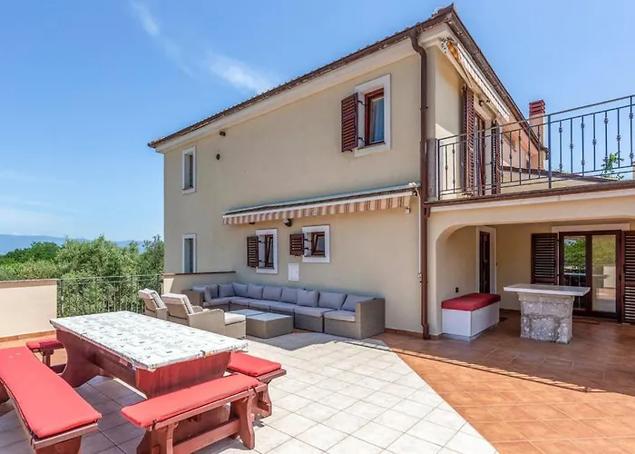 With Pool, Jacuzzi, Sauna, Fitness, Playground & Wine Cellar Vila *