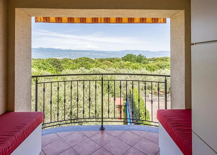 Vila With Pool, Jacuzzi, Sauna, Fitness, Playground & Wine Cellar *