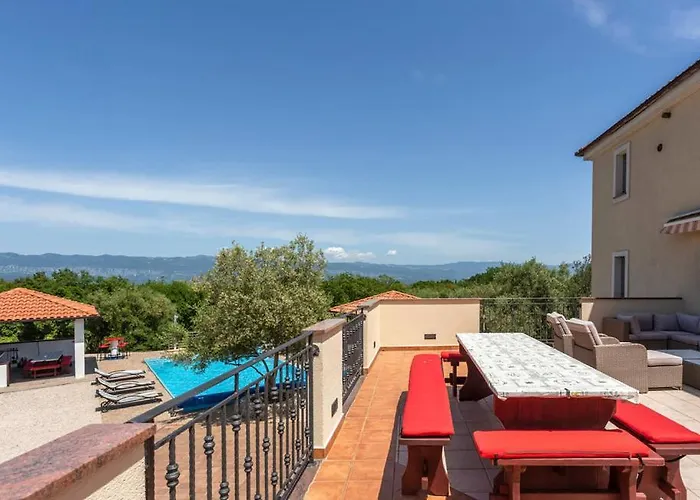With Pool, Jacuzzi, Sauna, Fitness, Playground & Wine Cellar Vila Gostinjac