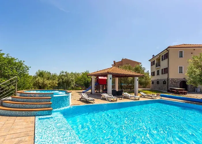 With Pool, Jacuzzi, Sauna, Fitness, Playground & Wine Cellar Vila