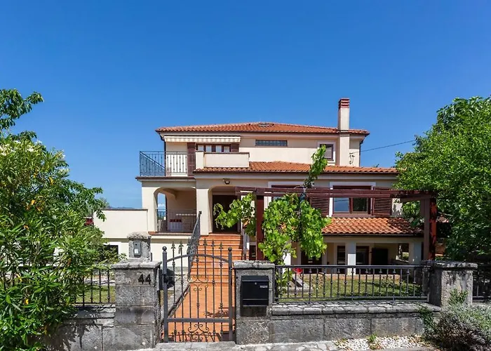 With Pool, Jacuzzi, Sauna, Fitness, Playground & Wine Cellar Vila *