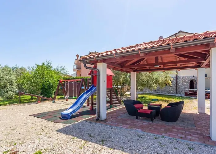 Vila With Pool, Jacuzzi, Sauna, Fitness, Playground & Wine Cellar *