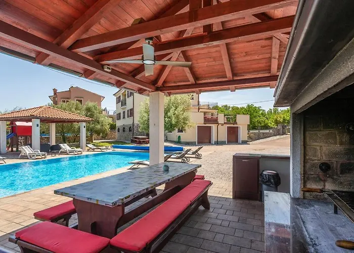 Vila With Pool, Jacuzzi, Sauna, Fitness, Playground & Wine Cellar Gostinjac