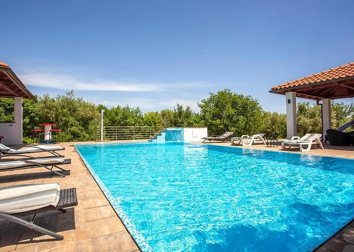 With Pool, Jacuzzi, Sauna, Fitness, Playground & Wine Cellar * Gostinjac
