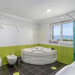 With Pool, Jacuzzi, Sauna, Fitness, Playground&wine Cellar Gostinjac