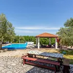 With Pool, Jacuzzi, Sauna, Fitness, Playground&wine Cellar * Gostinjac