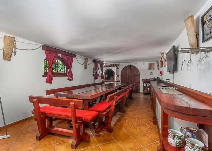 Vila With Pool, Jacuzzi, Sauna, Fitness, Playground & Wine Cellar *