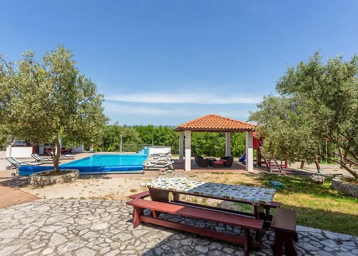 With Pool, Jacuzzi, Sauna, Fitness, Playground & Wine Cellar * Gostinjac